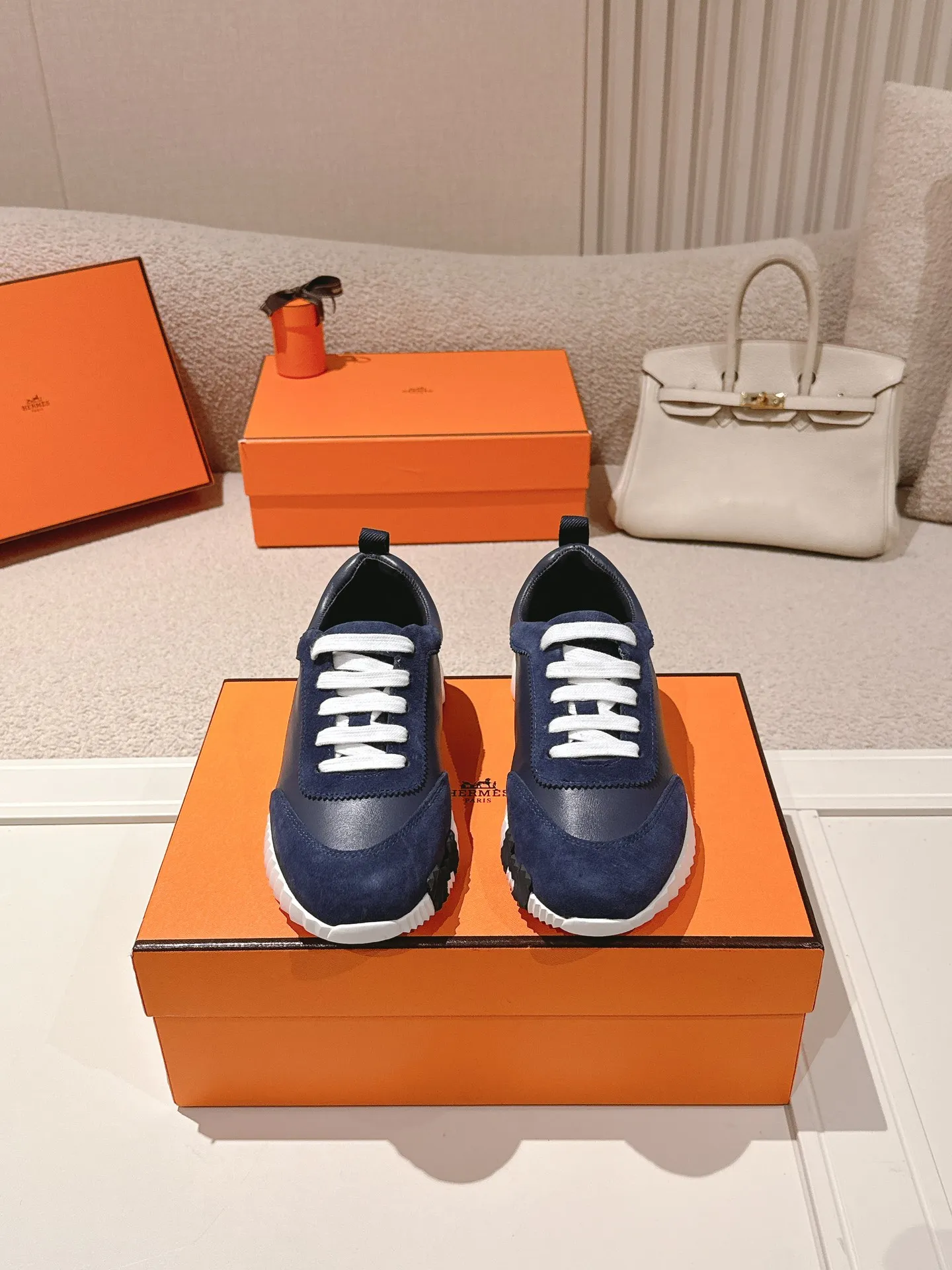 Men's shoes 💰600💰 Hermes top version # Hermès H family classic couple's casual sports shoes Couple's casual sports dad shoes combine high-tech canvas and suede goatskin, and are decorated with an exaggerated "H" letter on the rubber sole. The italic design and bright colors show vitality and continue the brand's design inspiration. Stroll around the city lightly and feel free and comfortable. Exquisitely packaged at the delivery counter 🛍📦 Fabric: Original special material and cow suede Lining: Customized breathable mesh Outsole: Open-molded TPU + rubber foam material Bottom thickness: 3CM Size: 35-45